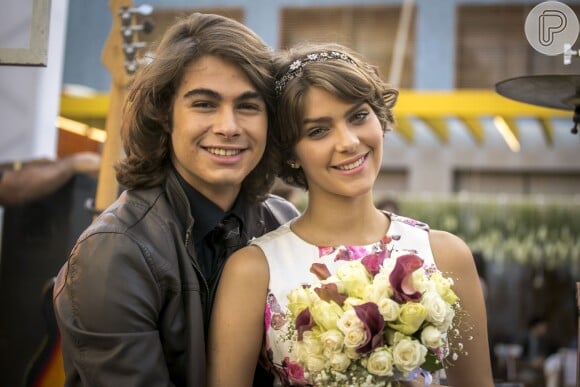 Karina (Isabella Santoni) e Pedro (Rafael Vitti) vão ao casamento de Jade (AnaJu Dorigon) e Cobra (Felipe Simas), na novela 'Malhação'