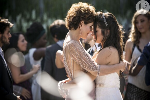 Jade (AnaJu Dorigon) recebe o carinho da mãe, Lucrécia (Helena Fernandes) no seu casamento com Cobra (Felipe Simas), na novela 'Malhação'