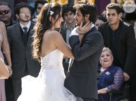 Jade (AnaJu Dorigon) e Cobra (Felipe Simas) se casam de verdade, na novela 'Malhação'