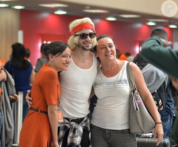 Fiuk também mostrou simpatia com os fãs que estavam no aeroporto