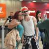 Fiuk posa com fãs que estavam no aeroporto Santos Dumont