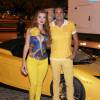Latino e Rayanne posam na frente de carro amarelo no aniversário de 40 anos do cantor