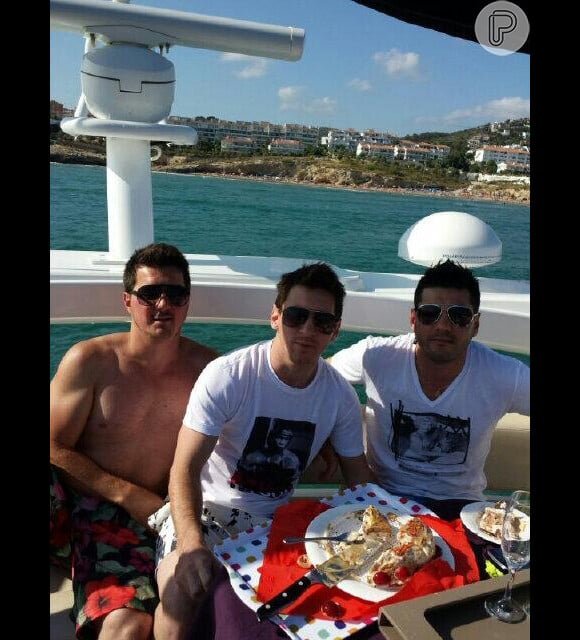 Lionel Messi, jogador do Barcelona comemora o aniversário de 26 anos em passeio de barco com os irmãos em 24 de junho de 2013