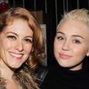 Miley Cyrus publicou esta foto ao lado da atriz Dylis Croman, co-estrela de Billy Ray no espetáculo 'Chicago', da Broadway