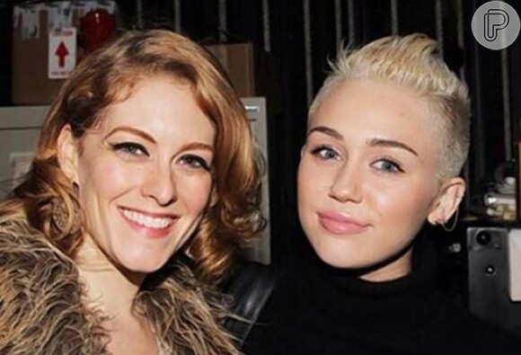 Miley Cyrus publicou esta foto ao lado da atriz Dylis Croman, co-estrela de Billy Ray no espetáculo 'Chicago', da Broadway