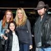 Billy Ray Cyrus e Tish Cyrus posam com duas de suas filhas, Brandi e Noah
