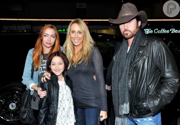 Billy Ray Cyrus e Tish Cyrus posam com duas de suas filhas, Brandi e Noah