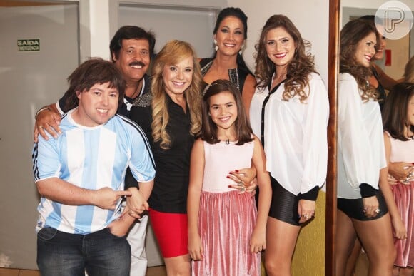 Maisa Silva ao lado de Alexandre Porpetone, Carlinhos Aguiar, Flôr, Helen Ganzarolli e Livia Andrade nos bastidores do 'Programa Silvio Santos' (2013)