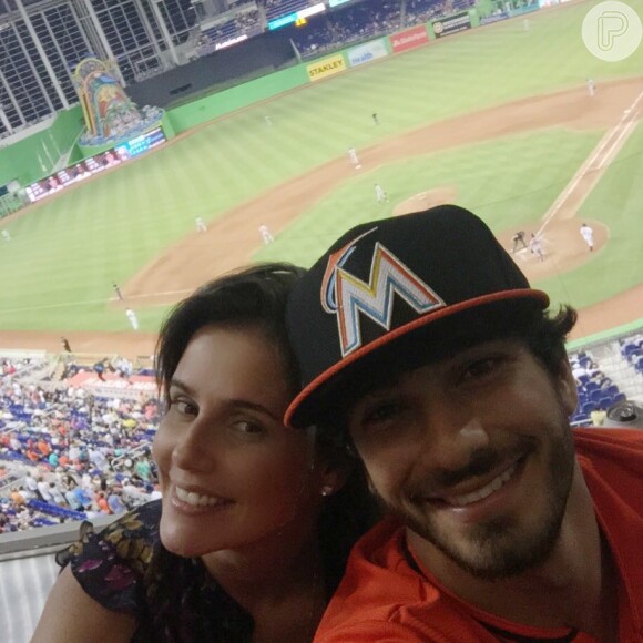 Deborah Secco e o noivo, Hugo Moura, viajaram para Orlando a convite de um resort. Lá, eles compraram praticamente todo o enxoval da primeira filha, Maria Flor