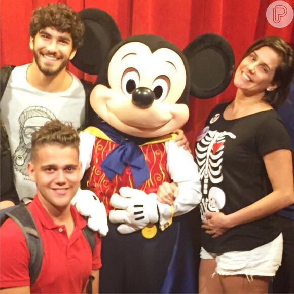 Deborah Secco e Hugo Moura aproveitaram a passagem por Orlando para visitar a Disney