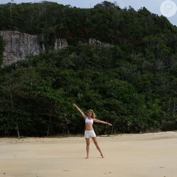 Ana aparece em meio à paisagem de Trancoso, na Bahia