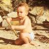 Ana Hickmann posta foto do filho, Alexandre Júnior, na praia e brinca 'Meu pequeno nativo'