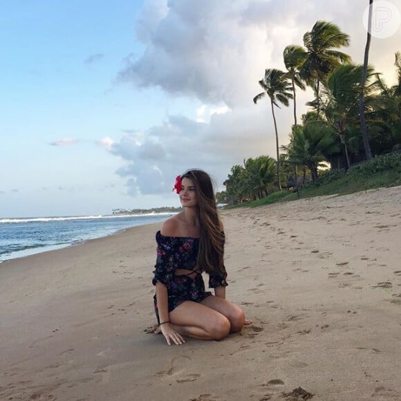 Em seu Instagram Camila Queiroz também publicou um clique na Praia dos Carneiros