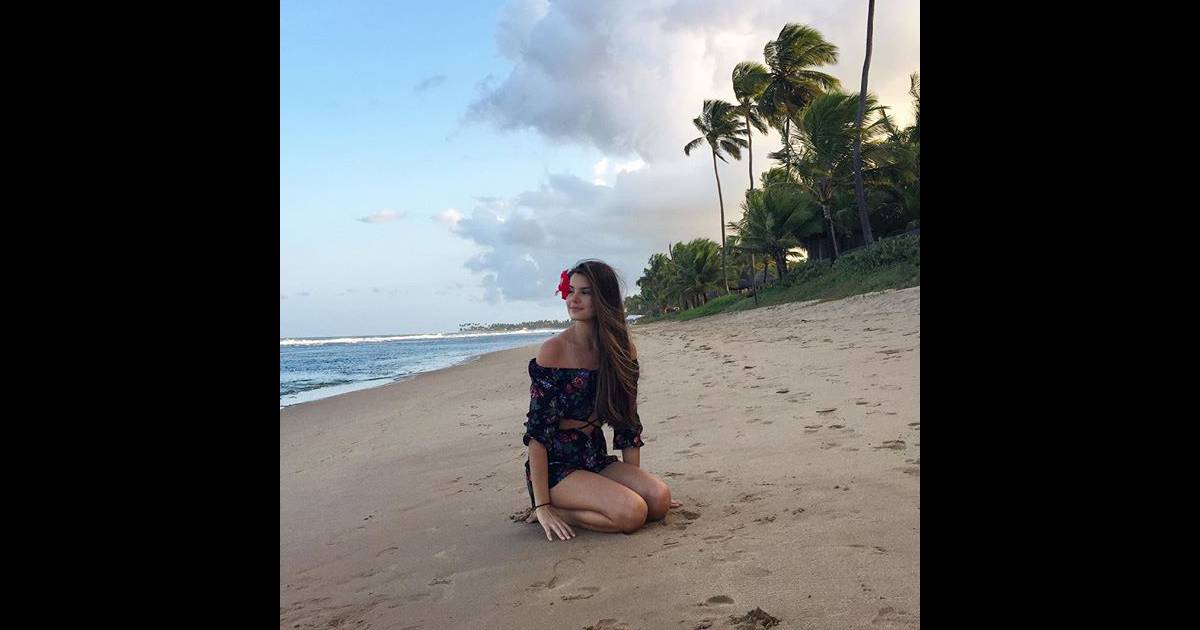 Em seu Instagram Camila Queiroz também publicou um clique na Praia dos ...