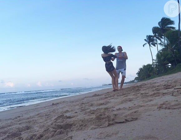 A atriz postou uma foto em sua conta do Instagram na qual aparece acompanhada do namorado, o modelo Lucas Cattani, no hotel onde está hospeada com a equipe de 'Verdades Secretas'. 'Meu menino', escreveu Camila, acrescentando um emoticon de coração na legenda
