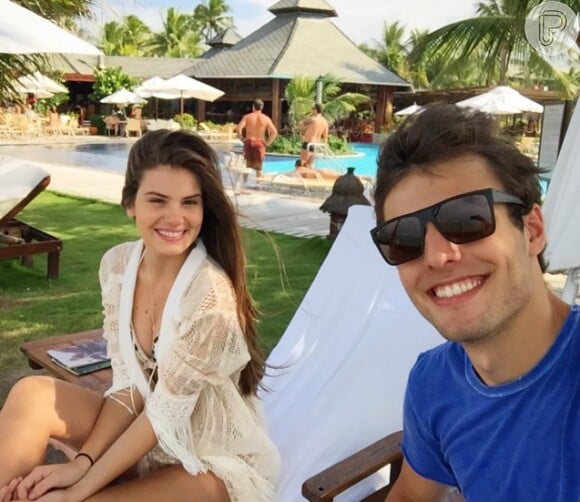 Camila Queiroz aparece em foto postada pelo namorado no hotel onde estão hospedados em Pernambuco. A intérprete de Angel grava cenas de 'Verdades Secretas' por lá com parte do elenco da novela