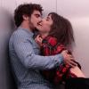 Michel (Caio Castro) e Patrícia (Maria Casadevall) vivem aos beijos nos elevadores do hospital San Magno, em 'Amor à Vida'