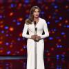 Caitlyn Jenner usou vestido Versace branco exclusivo para receber uma homenagem especial no ESPYs Awards 2015, nesta quarta-feira, 15 de julho de 2015
