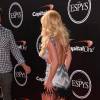 Britney Spears mostrou sua boa forma no tapete vermelho do ESPYs Awards 2015, com vestido decotado também nas costas