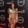 Kylie Jenner optou por um vestido dourado Shady Zeineldine para o ESPYs Awards 2015, nesta quarta-feira, 15 de julho de 2015