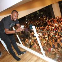 Thiaguinho causa histeria em multidão de fãs em noite para autografar novo CD