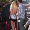 Com o modelo curtinho, Britney mostrou boa forma no tapete vermelho