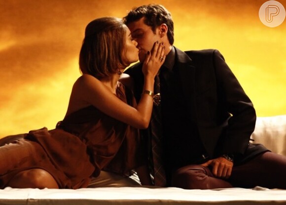Quando ainda estavam noivos, Amora (Sophie Charlotte) e Maurício (Jayme Matarazzo) estrelaram juntos uma camapnha publicitária, em 'Sangue Bom'