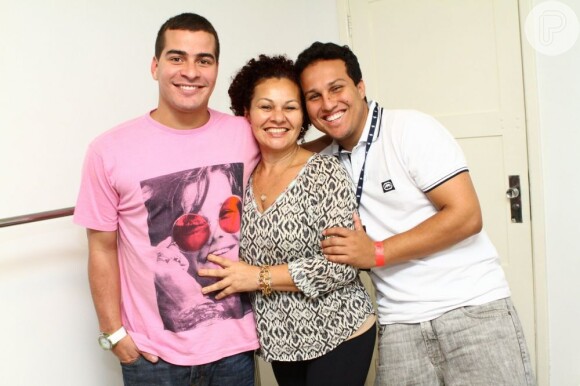 Thiago Martins posa com a mãe, Maria Lúcia, e com o irmão, Carlos, no camarim do Morro da Urca