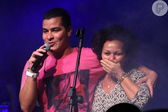 Maria Lúcia, mãe de Thiago Martins, se emociona ao ser chamada no palco pelo filho