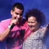 Thiago Martins chama a mãe para subir ao palco no Morro da Urca