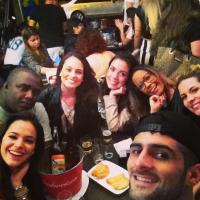 Bruna Marquezine faz noitada em bar do Rio com irmã de Neymar: 'Cariocando'
