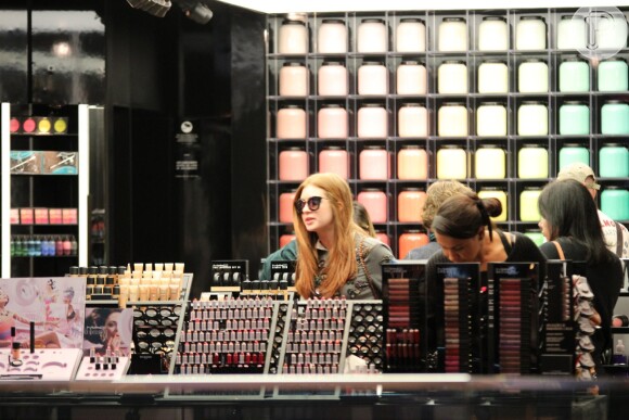 Marina Ruy Barbosa e Luma Costa entraram em uma loja de maquiagens