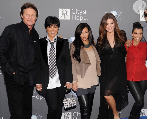 Caitlyn, ainda como Bruce, posa ao lado da ex-mulher Kris Jenner e das enteadas, Kim, Khloé e Kourtney