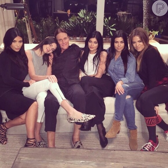 Caitlyn, durante a transformação, posa com as filhas e enteadas: Kim, Kendall, Kylie, Kourtney e Khloé