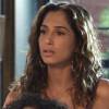 Regina (Camila Pitanga) tenta evitar que Luís Fernando (Gabriel Braga Nunes) leve Júlia (Sabrina Nonato) para a casa dele, na novela 'Babilônia'. 'Como você é baixo, cruel'