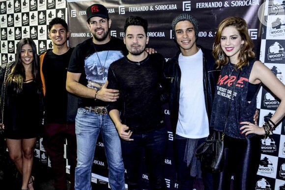 Gabriel Medina e namorada, Tayna Hanada, conferiram o show de Fernando e Sorocaba na casa noturna Woods, em São Paulo, na noite desta quarta-feira, 23 de julho de 2015