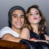 Ao lado do namorado, Sophia Abrahão manda um beijinho ao perceber que está sendo fotografada