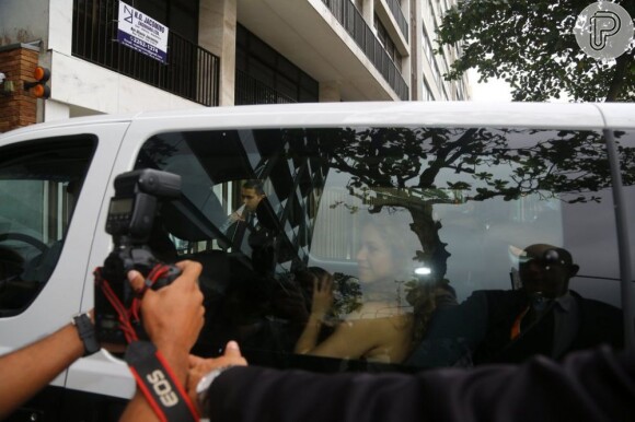 Shakira foi fotografada enquanto deixava o aeroporto Santos Domunt, no Rio de Janeiro