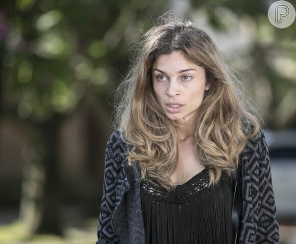 Larissa (Grazi Massafera) é rejeitada no casting de um desfile e agride o estilista, na novela 'Verdades Secretas'