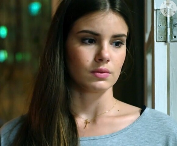 Angel (Camila Queiroz) prefere continuar morando na casa da avó a se mudar com Carolina (Drica Moraes) para o apartamento de Alex (Rodrigo Lombardi), na novela 'Verdades Secretas'