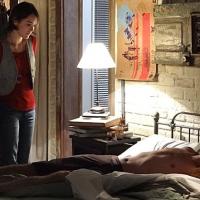 'Sangue Bom': Giane (Isabelle Drummond) dá um beijo em Bento enquanto ele dorme