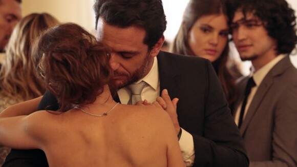 Foto: 'Verdades Secretas': Angel (Camila Queiroz) usou vestido com renda no  casamento de Alex (Rodrigo Lombardi) com sua mãe, Carolina (Drica Moraes -  Purepeople