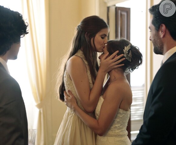Angel (Camila Queiroz) tenta disfarçar e deseja boa sorte para Carolina (Drica Moraes)