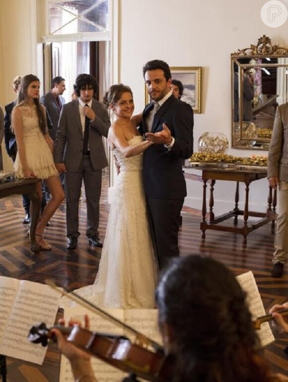 As cenas do casamento de Carolina (Drica Moraes) e Alex (Rodrigo Lombardi) vão ao ar no capítulo da novela 'Verdades Secretas' desta sexta-feira, 24 de julho de 2015