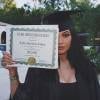 Aos 17 anos, Kylie terminou os estudos e publicou fotos comemorativas com as irmãs Kardashians nesta quinta (23)