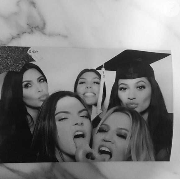 Kim, Kourtney (em cima), Kendall e Khloe comemoram com a graduada Kylie Jenner