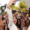 Kylie Jenner tira selfie com fãs em evento