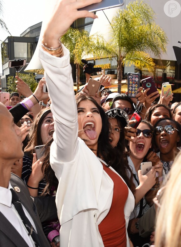 Kylie Jenner tira selfie com fãs em evento