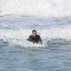 Cauã Reymond, que estará no ar na novela 'A Regra do Jogo', também pegou onda deitado em sua prancha de surfe