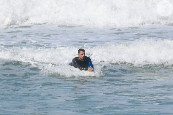 Cauã Reymond, que estará no ar na novela 'A Regra do Jogo', também pegou onda deitado em sua prancha de surfe